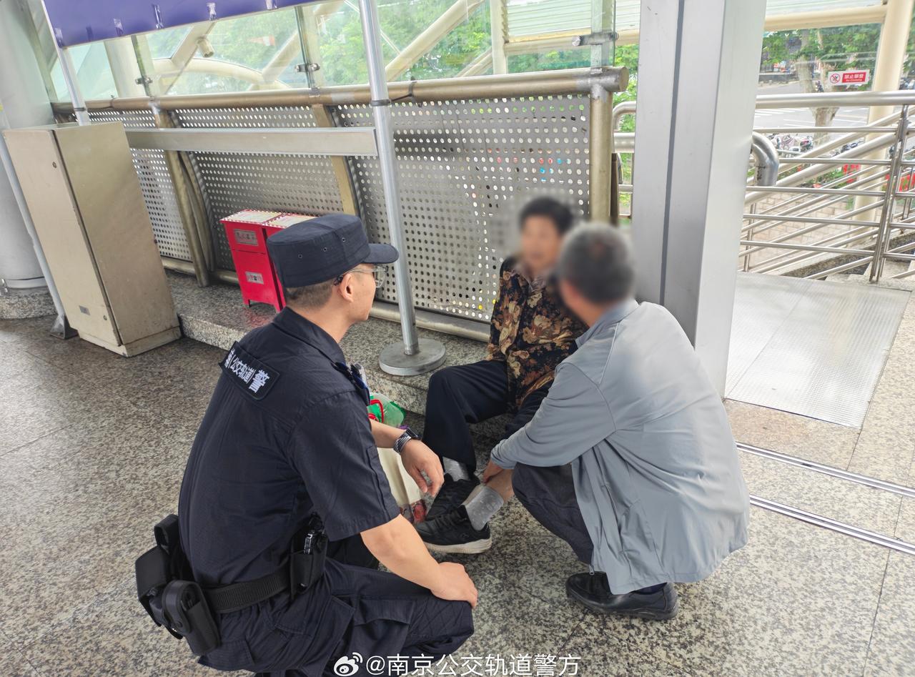 【老人不慎踩空摔倒 执勤警力紧急救助】6月21日12时许，安德门站一名老人搭乘扶