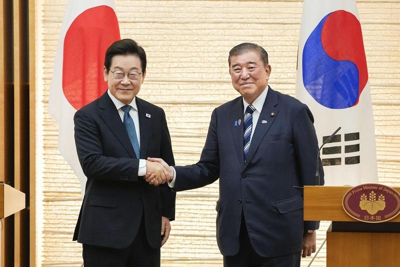 【做美国的跟班有何利益】
        做美国的跟班，看似风光，实则利益寥寥。