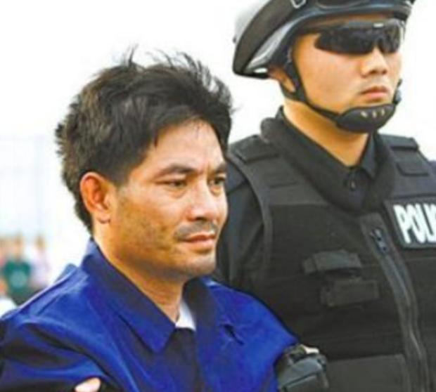 2013年，昆明看守所，糯康就要被执行死刑，由于绳子太紧了，他只能佝偻着身子站着
