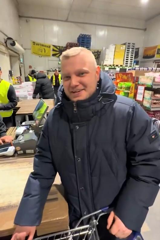 德国民众抢购中国烟花
新年前夕，德国多地爆发烟花抢购潮，烟花爱好者不惜排队几个小