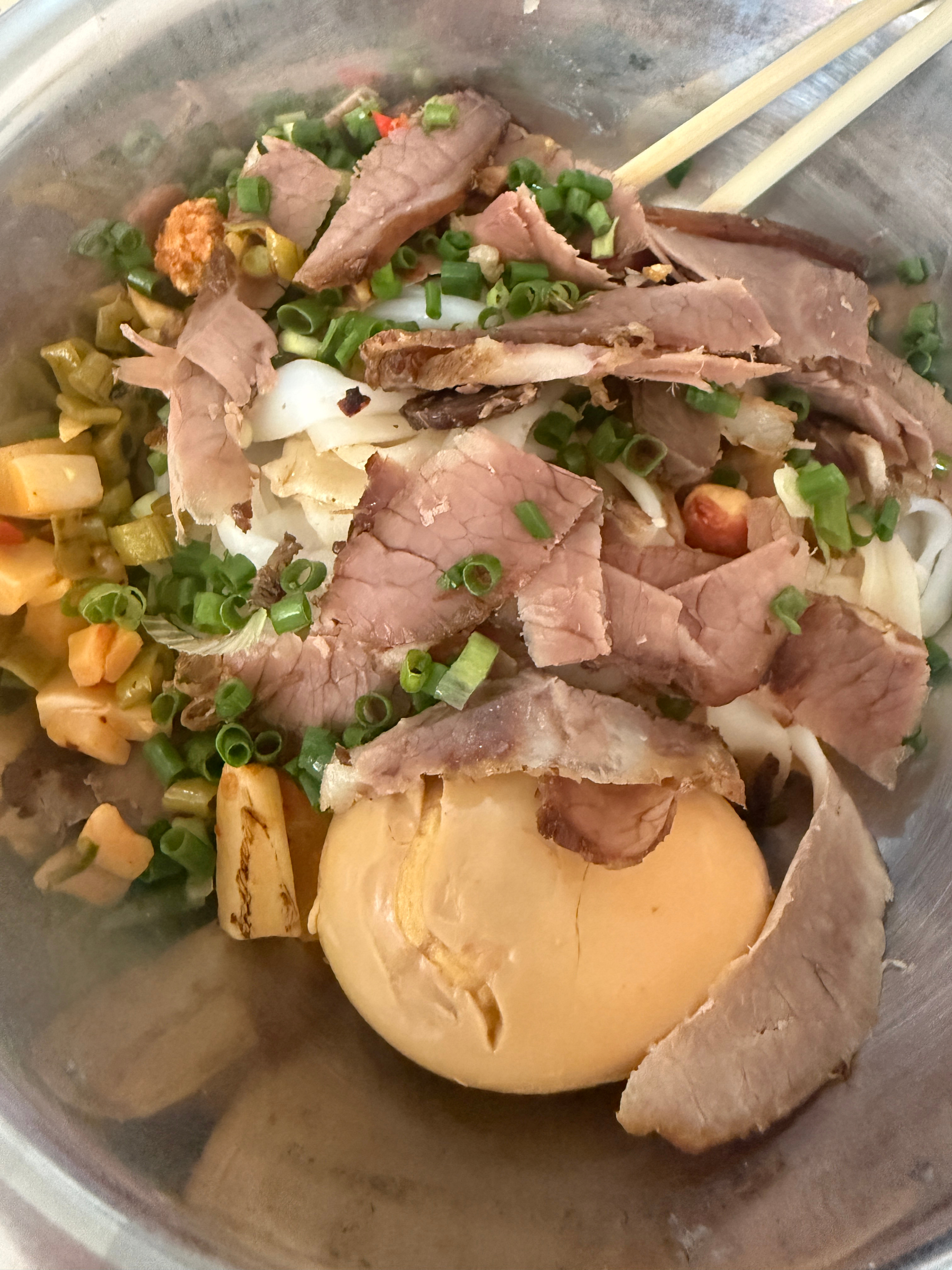 吃了一天盒饭 真的大无语！以前觉得盒饭挺好吃的 现在吃不了一点！ 