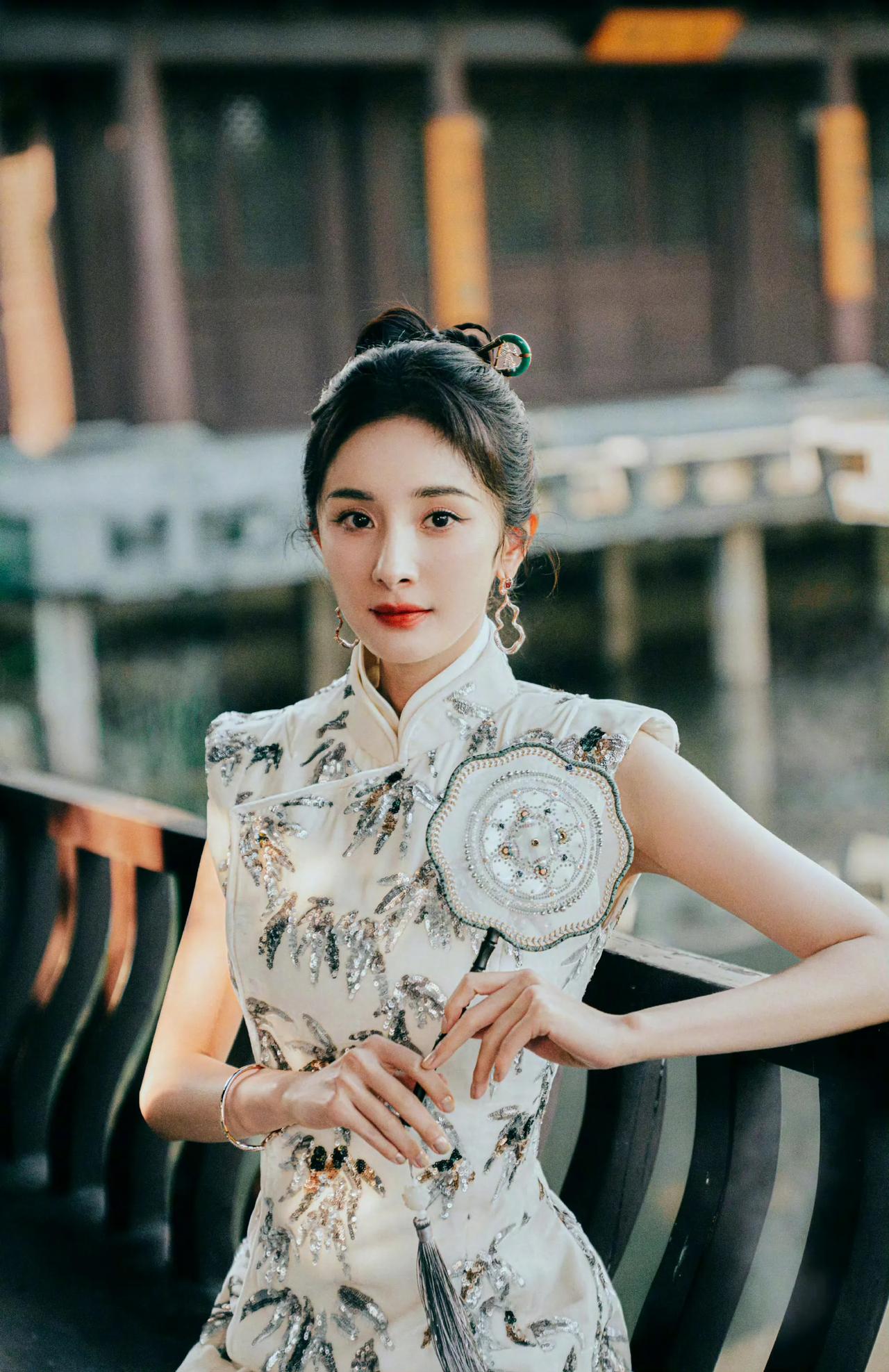 杨幂古韵美人｜昨晚 大幂身穿两套风格各异的刺绣改良式旗袍，亮相中秋晚会 。改良式