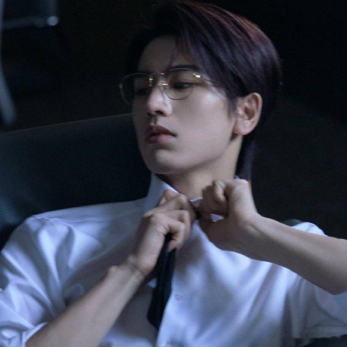 #宋威龙周也或将演难哄# 击鼓传花传到宋威龙周也了 ​​​