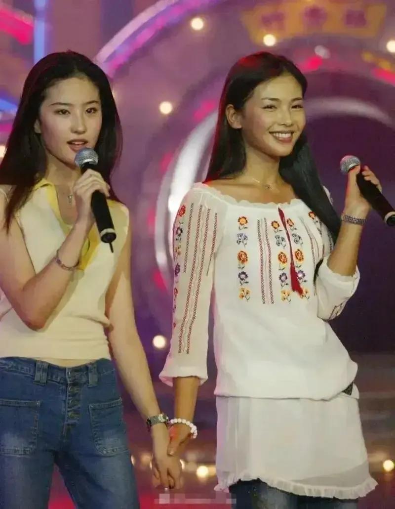 猜猜这两个青春靓丽的女孩是谁？有认出来的吗？#演艺圈的自然美#
