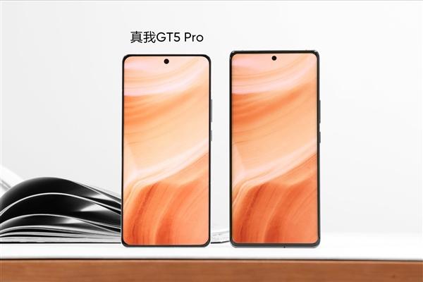 真我GT5 Pro真机的正面照公布了。它的四周边框非常窄，下巴几乎与额头部分完全