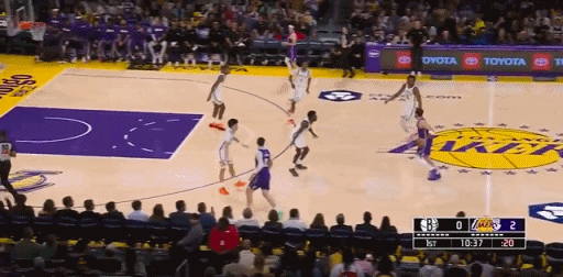 第一节开始，湖人前4分都来自东契奇。篮网vs湖人