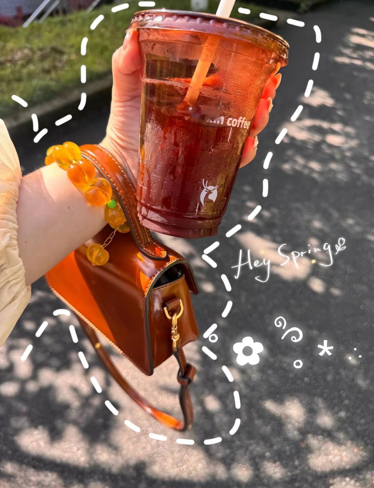 为了这杯咖啡搭配了这身咖色系穿搭一杯咖啡的快乐冰咖啡 全民买手请回答  春日去班