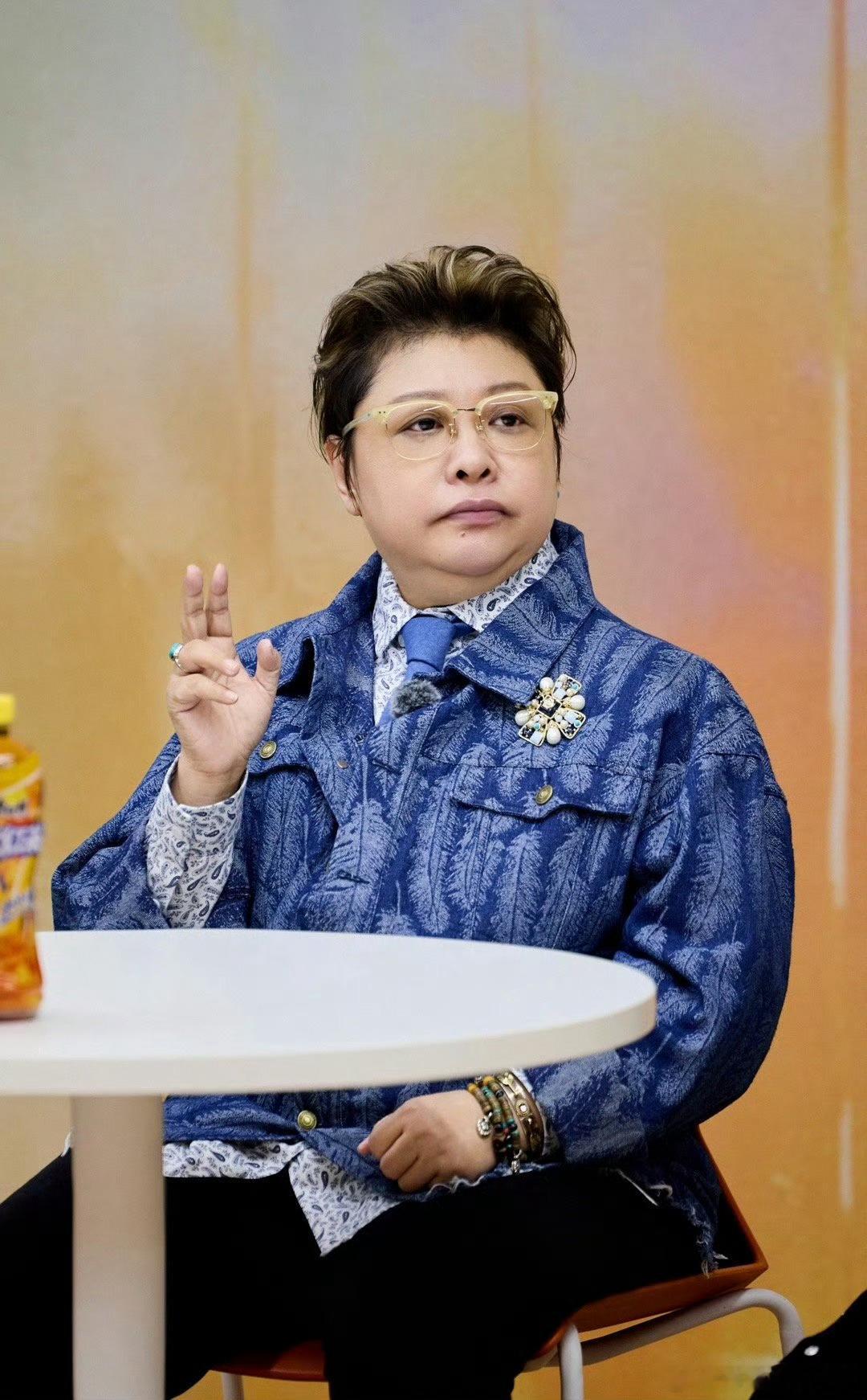 钟镇涛女儿送韩红撞脸款labubu 笑疯！钟懿送韩红的labubu简直是照镜子！