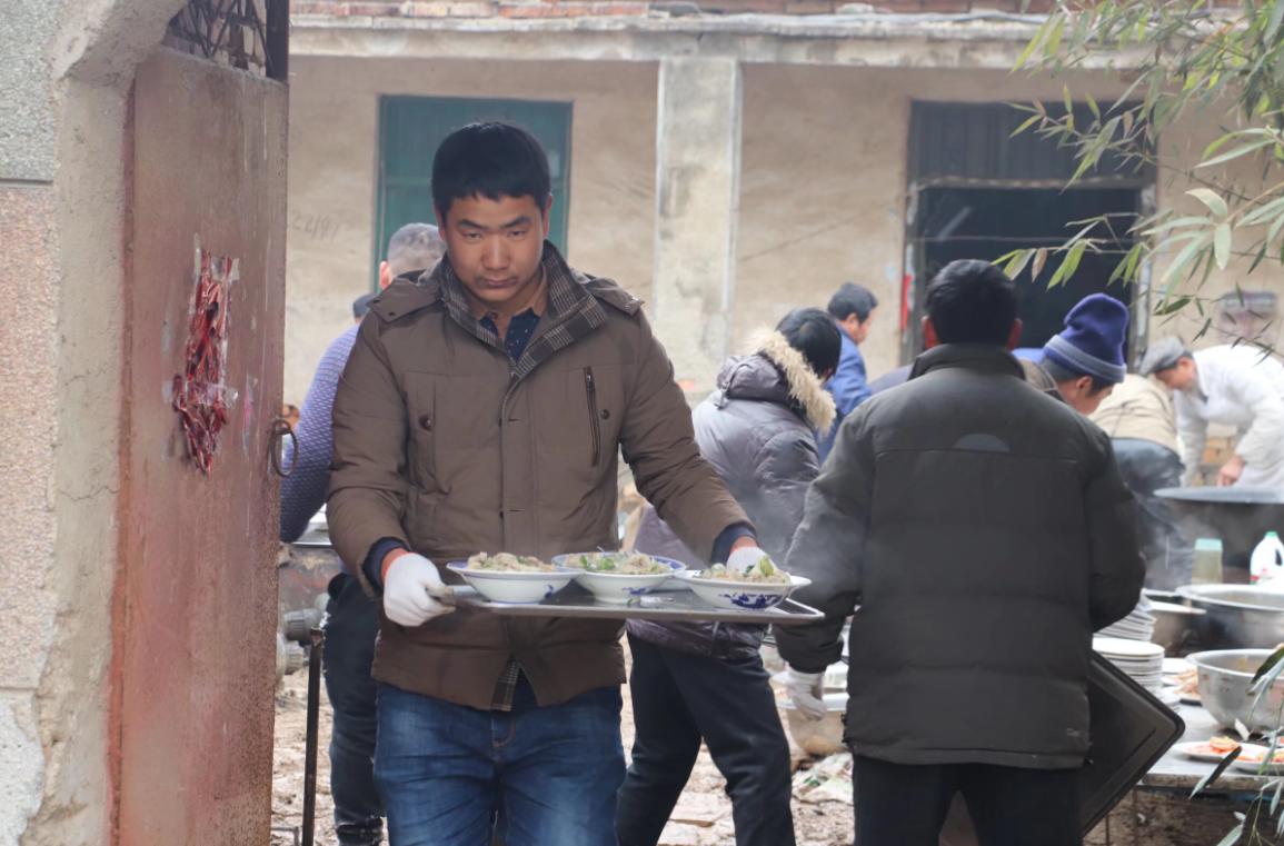 赵家班现在的直播间，
画风真的太诡异了……
以前大家进去是买东西，现在进去纯粹是