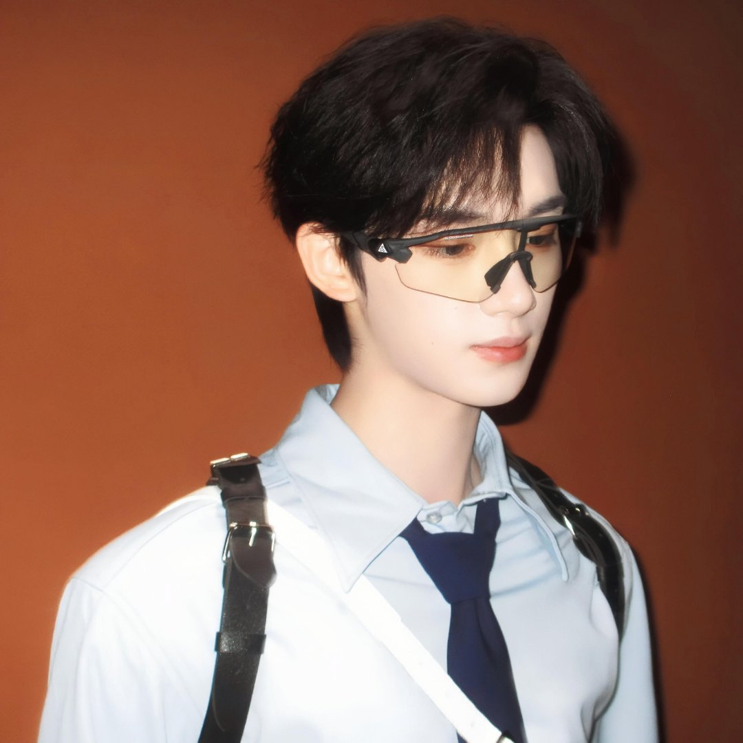 丁程鑫黑框男大丁程鑫赶早八的学长既视感 黑框眼镜太适合他了吧！清爽学长感直接拉满