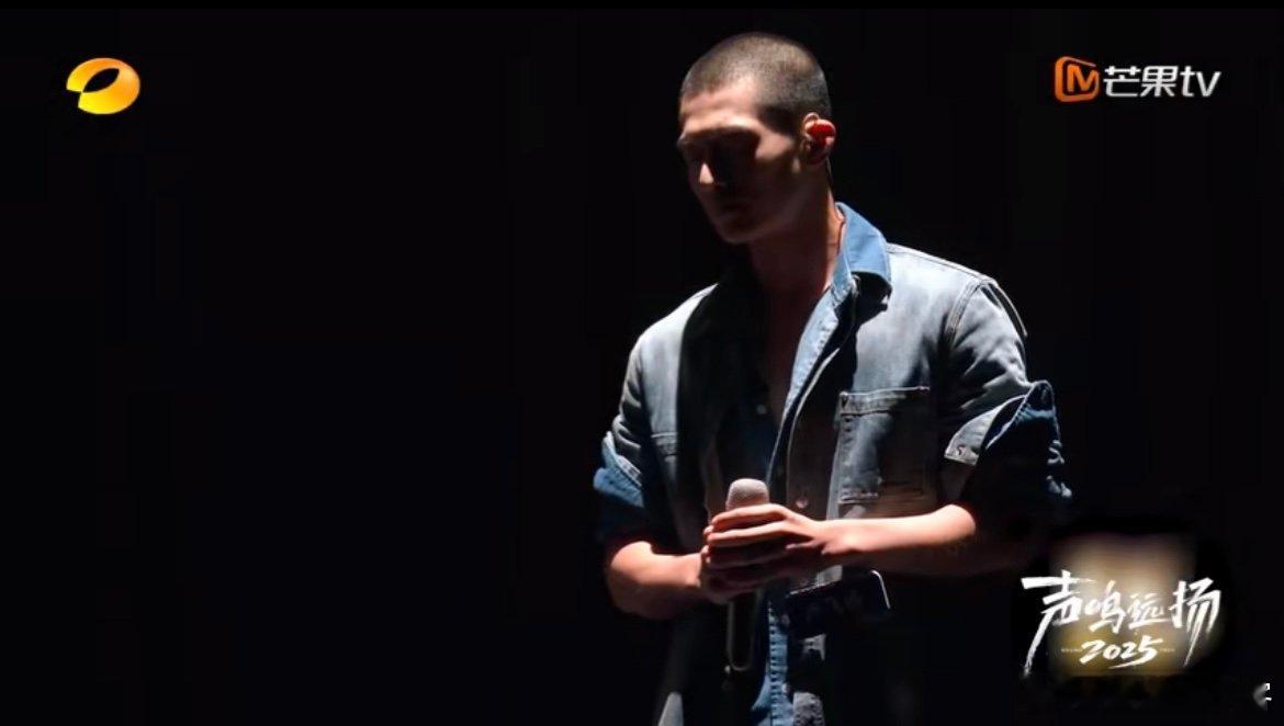 看似没晋级实则赢麻了 评委质问卢飞扬后半段问题，阿云嘎却忙着表达欣赏，还主动加联