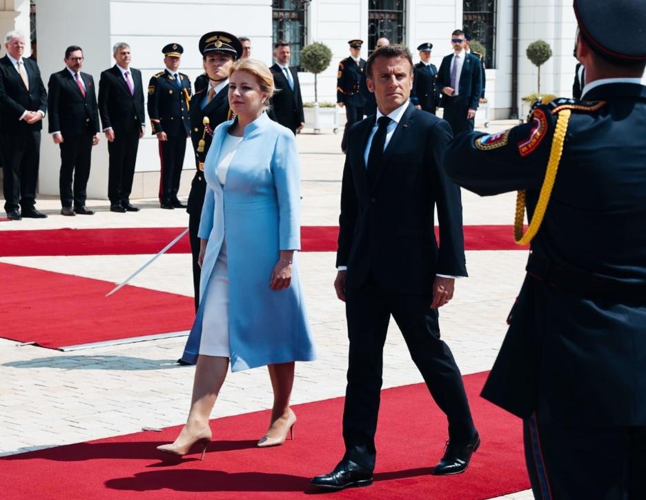 马克龙和苏珊娜走在一起，这步伐是不是感觉很有力量啊？
马克龙的身姿是不是很挺拔啊