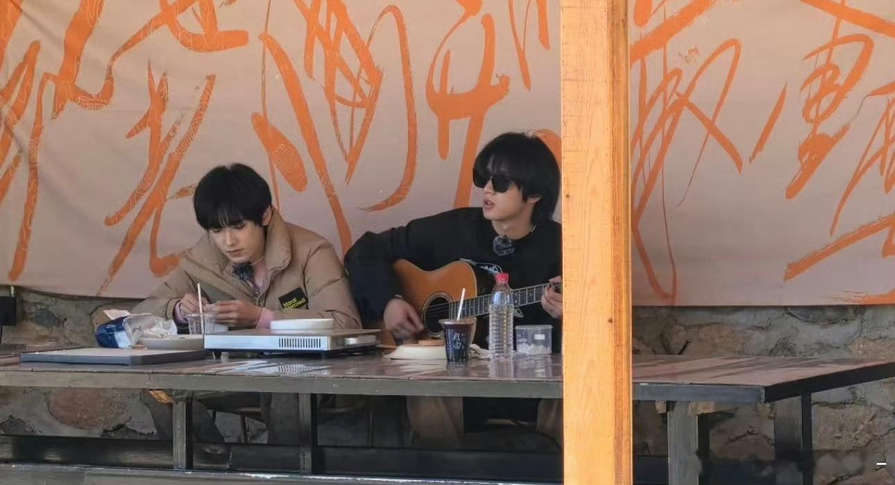 文轩 🐺🐟文轩世界第一初恋 “这么深的冰啊” “什么深井冰啊”烟花升停在星夜