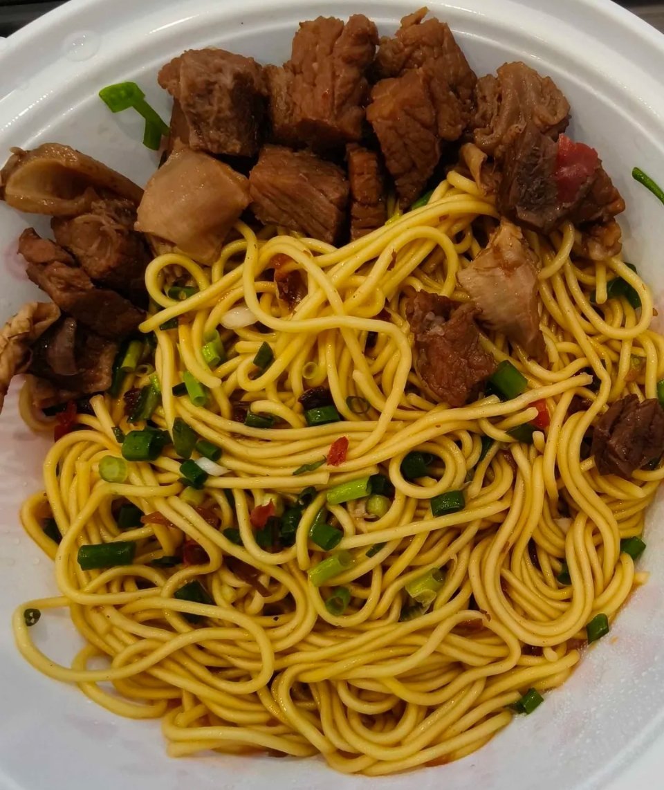 第一次吃这个【腌面】，打开盖子一股方便面调料味扑来，就像面从方便面的包装上跑出来