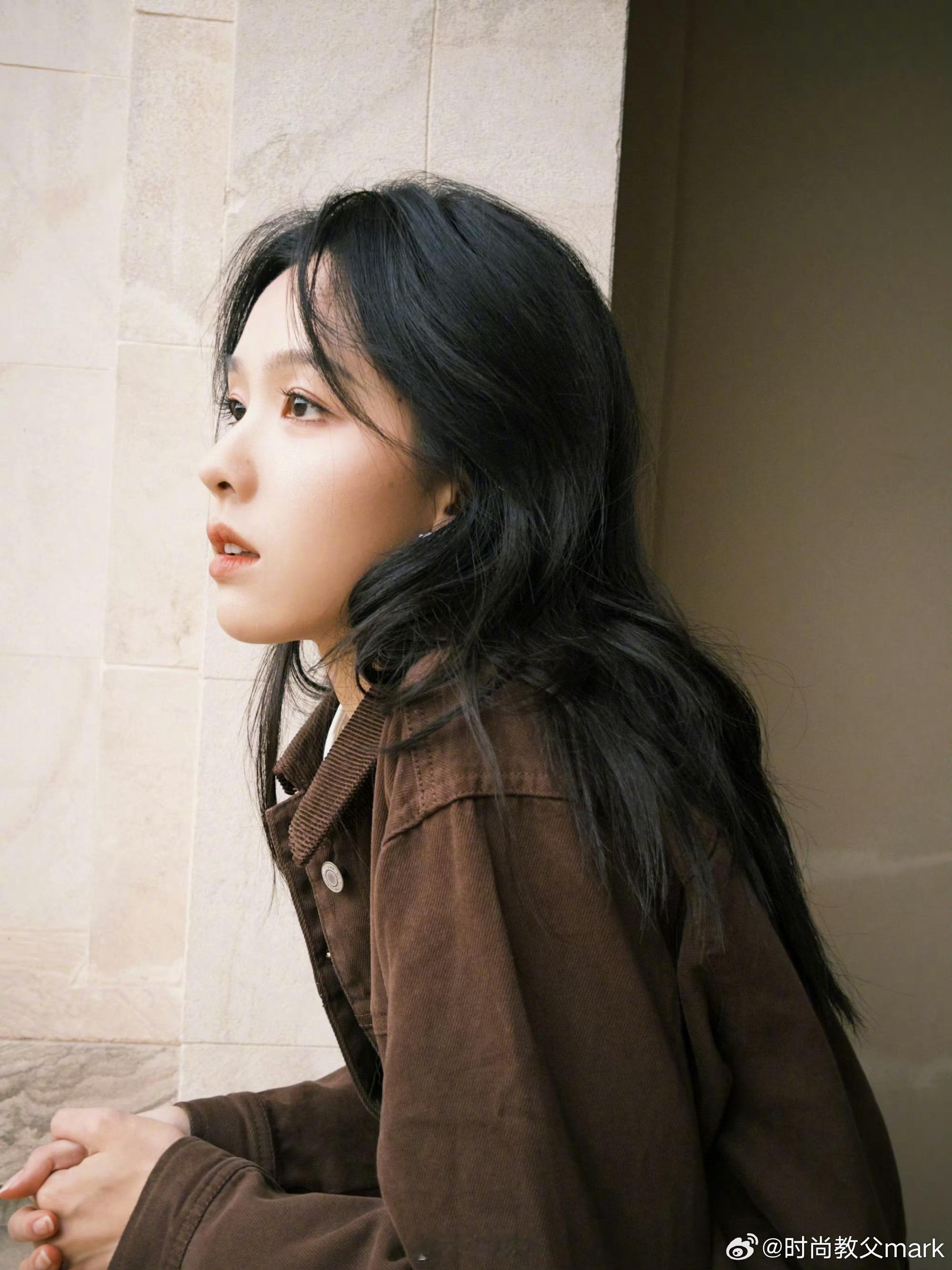 陈都灵weibo新更新：陈都灵下部戏是不是要拿柴刀？  谁懂我老公这个笑容的病娇