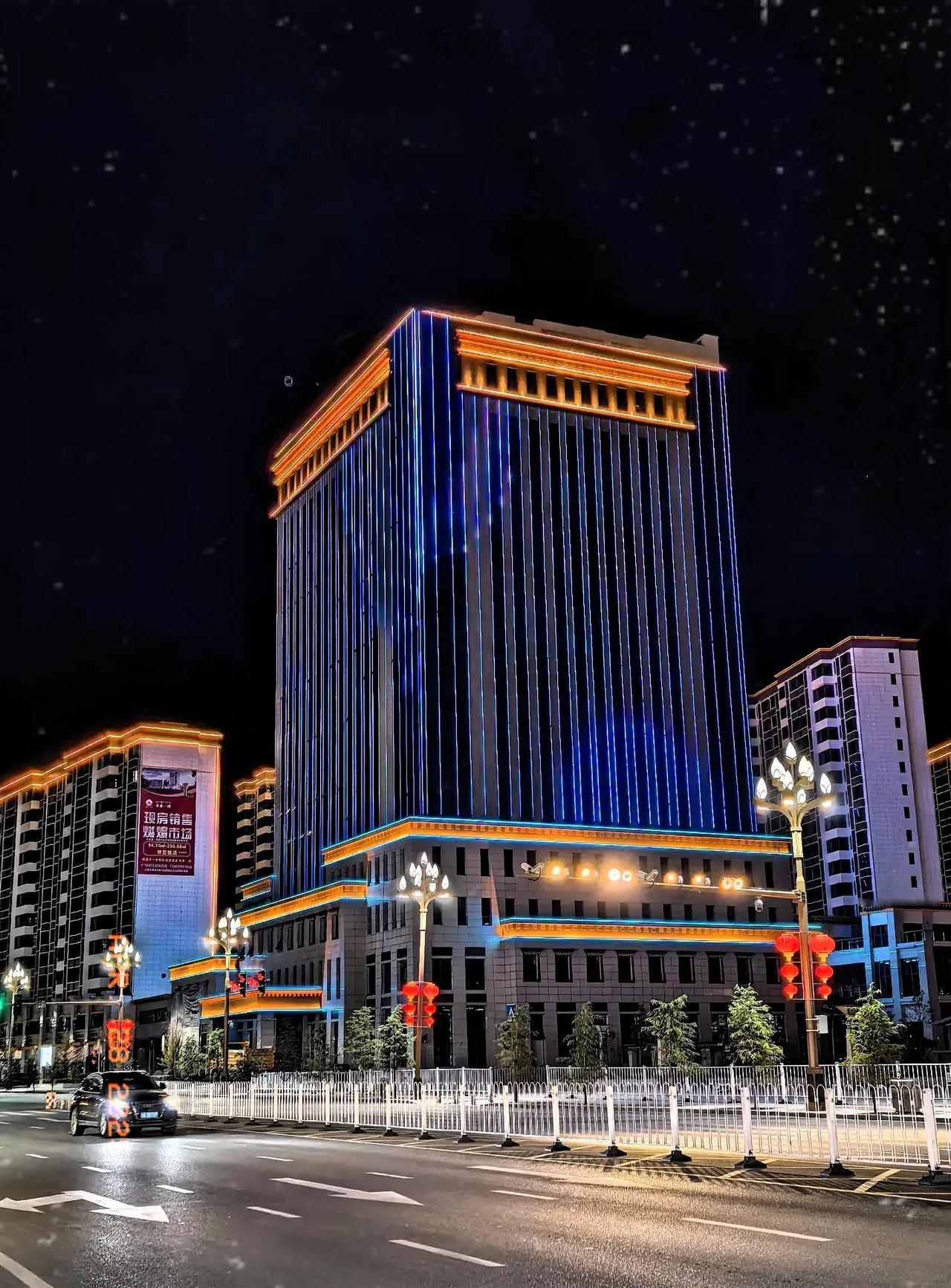 万能生活指南《手机原创》四月你好，天上西藏，藏源山南。火车站街头，灯火辉煌，夜色