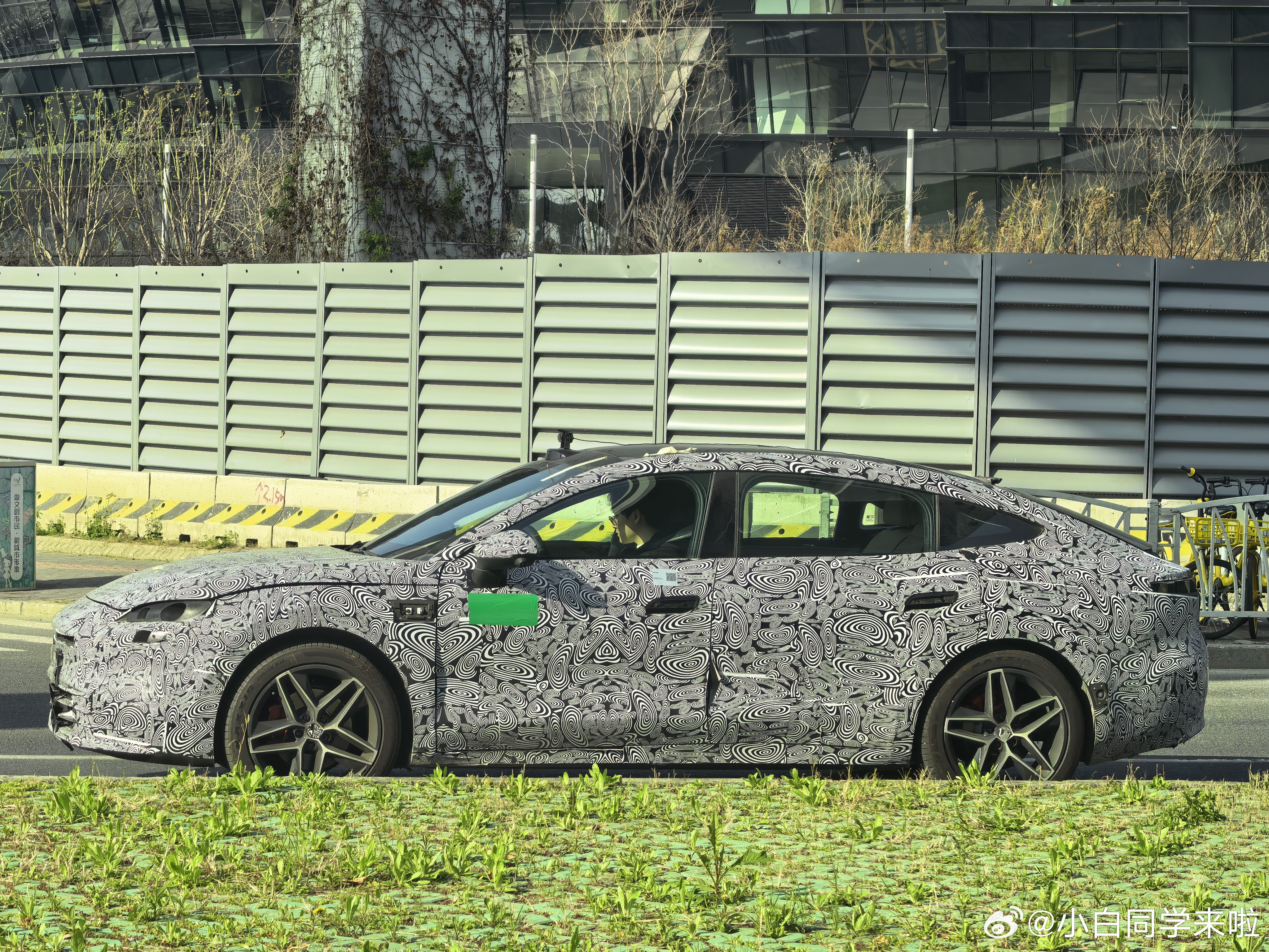 昨天在上海还遇到了名爵 MG07 的谍照车，今天上汽就官宣了。谍照车姿态还不错，