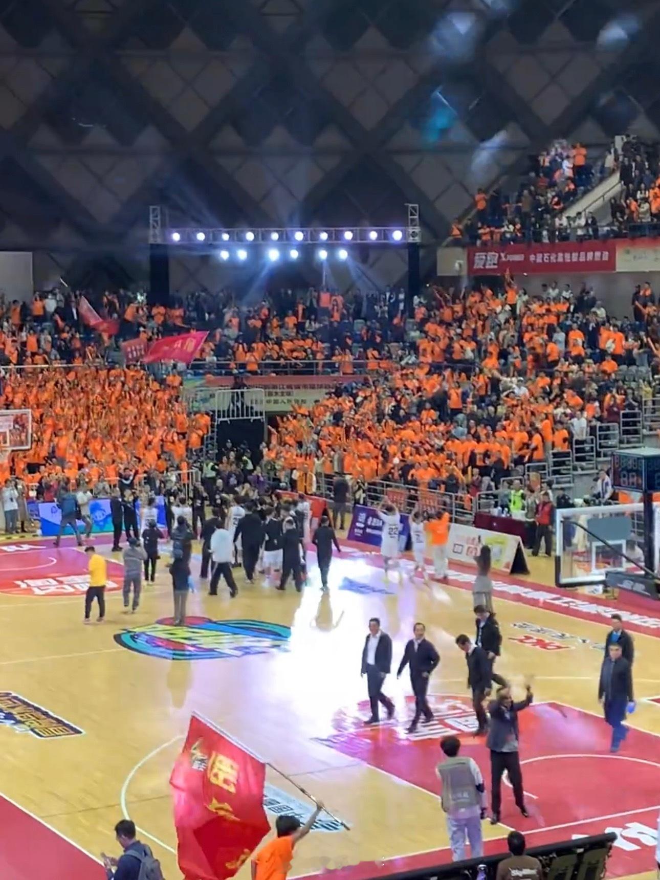 大咖篮球课被100万元拍下捐赠姚基金身在浙江，这一年真真切切感受到体育精神，以前