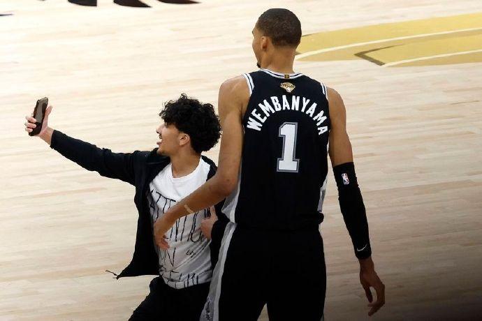 这哥们太悲剧了！

NBA官方声明：“总决赛G1闯入赛场区域的涉事人员已被逮捕，
