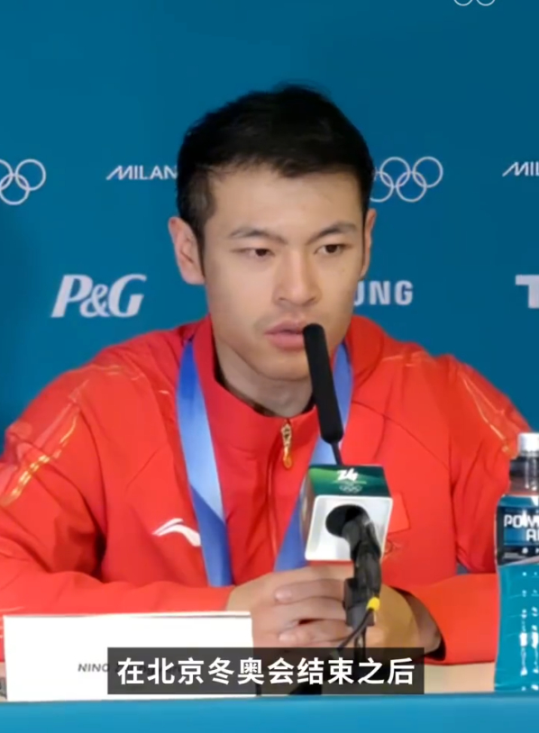 【#宁忠岩手机屏保是一张金牌照片#】#宁忠岩说虽然奖牌颜色不一样但值了#北京时间