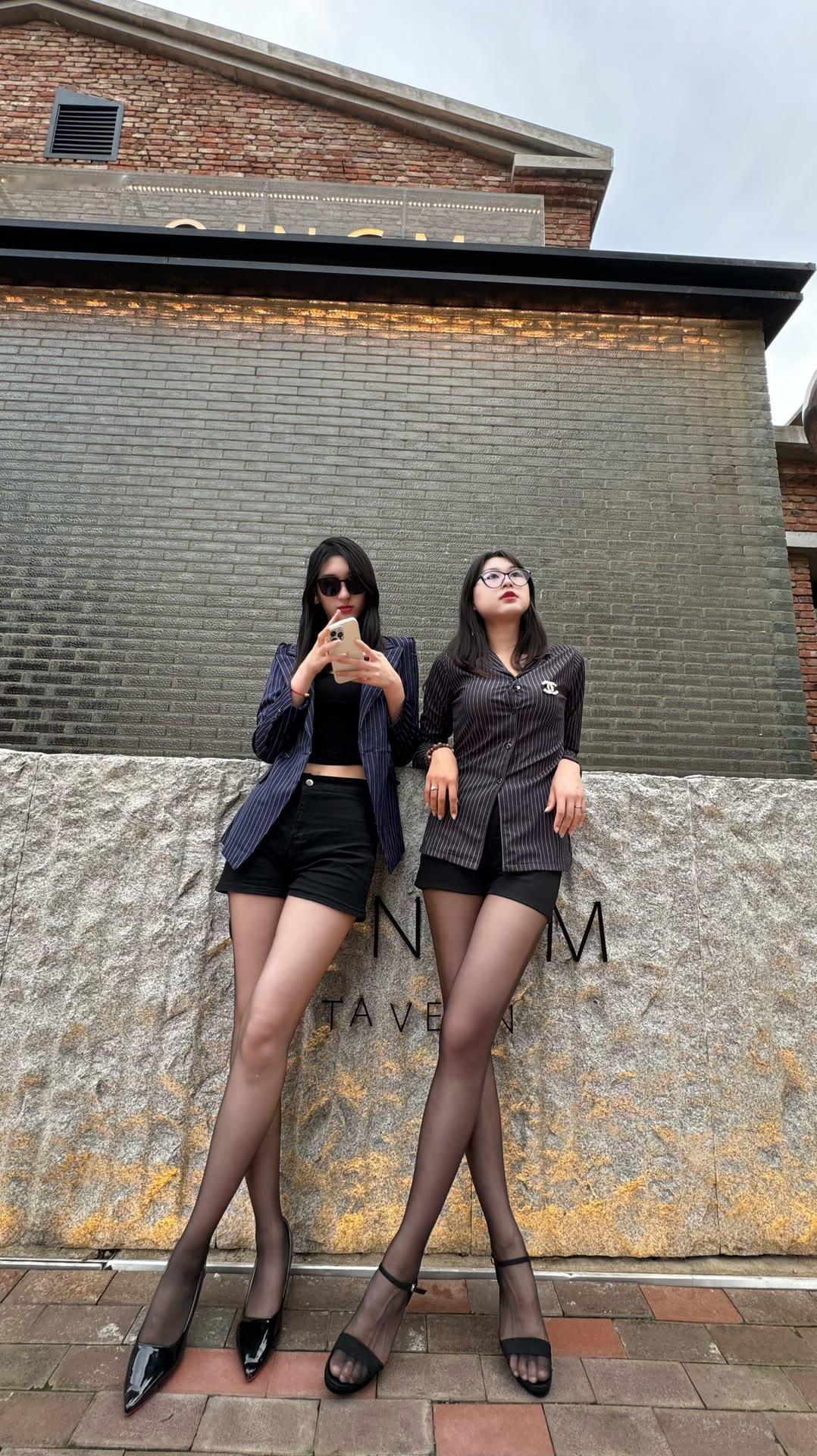 都市时尚姐妹，砖墙前摆拍，手机自拍，时尚穿搭