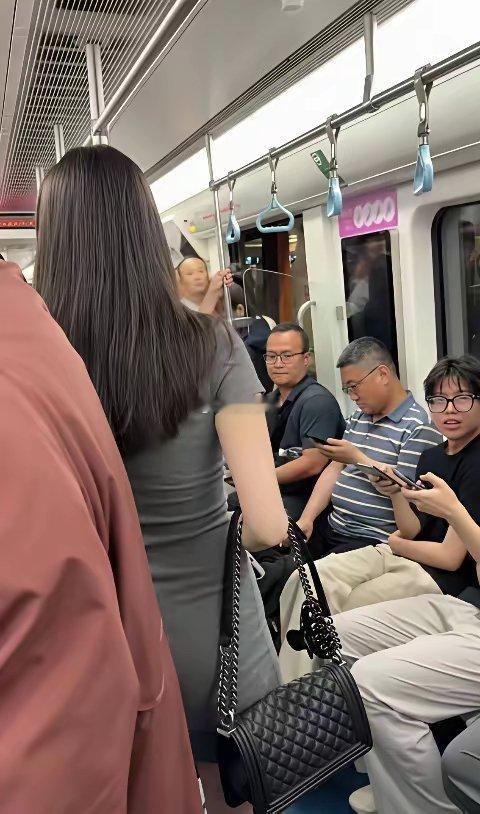 疑似地铁偷拍被抓 