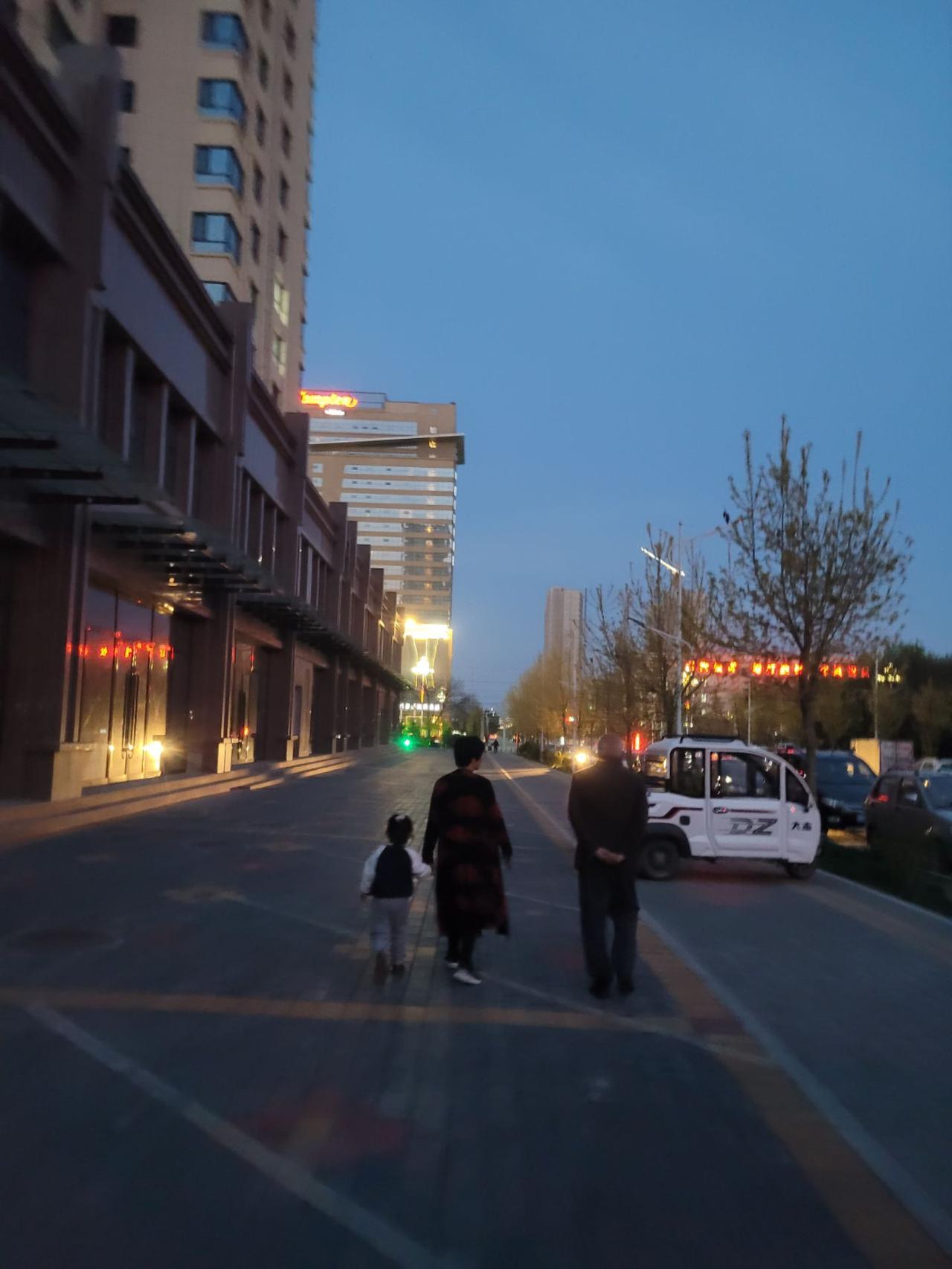 那个深夜，我路过父母的家，心想，这么晚了，还是不要打扰他们休息了。

我在楼下的