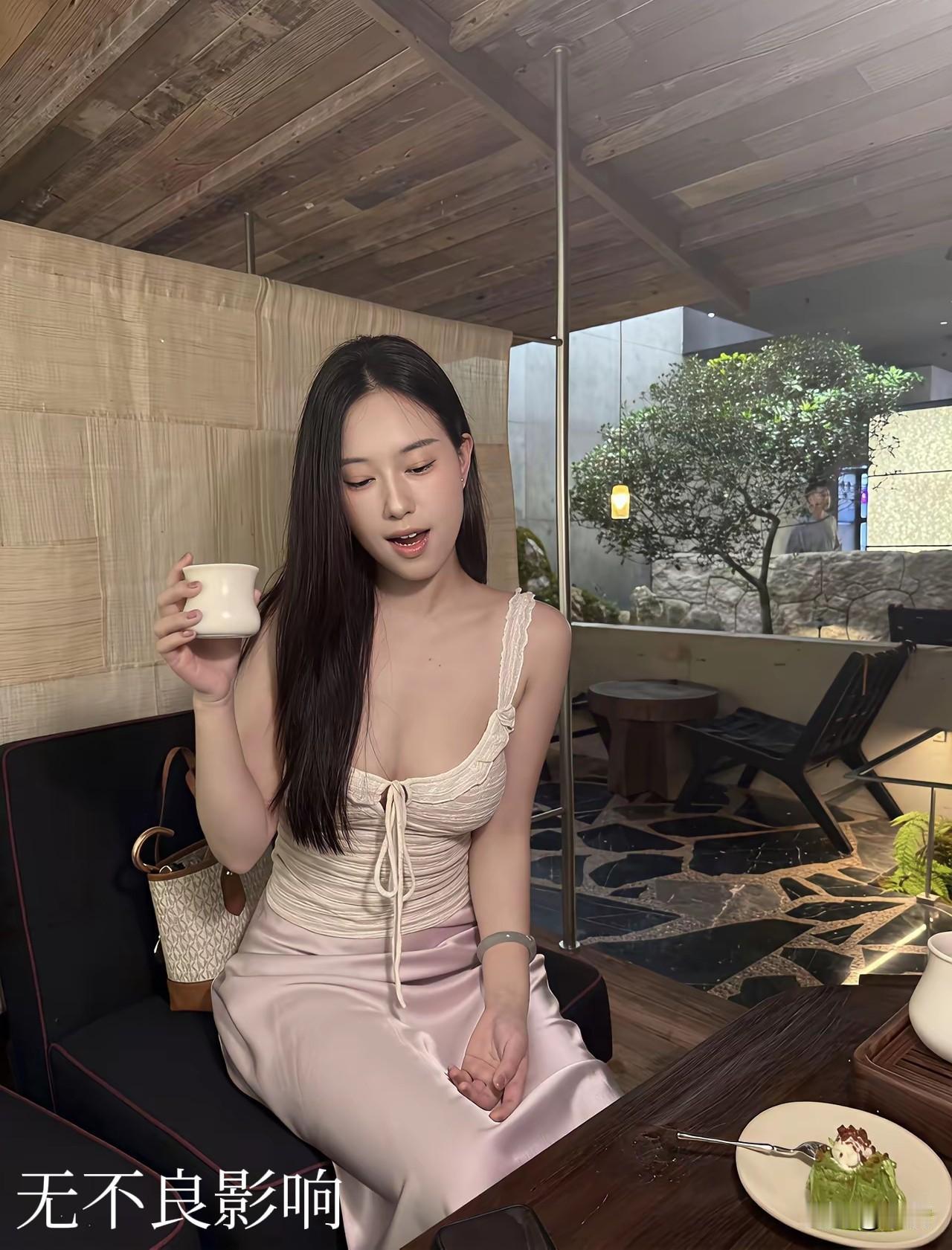 喜欢安静品茶，享受独处时光
拒绝三分钟热度的好感
想要走进我的世界，你有足够耐心