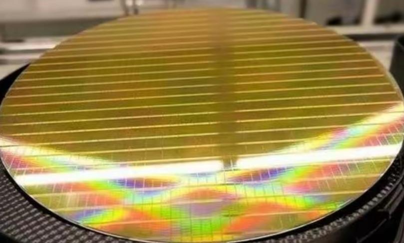 掉进窟窿是被动的结局
为卡中国芯片，美以含其技术为由操作控制阿斯麦，不准售光刻机