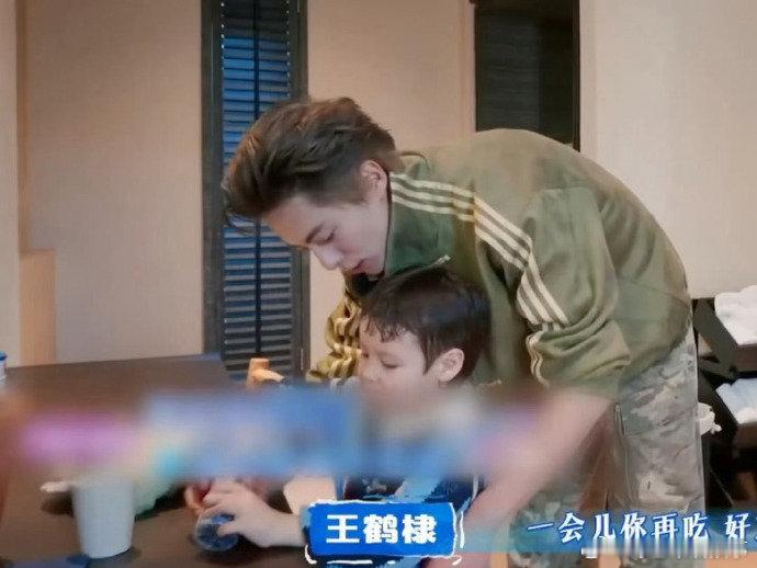好像看到了王鹤棣当爸爸的样子带娃时细心又温柔，全程不急躁不敷衍，温柔爸爸既视感太