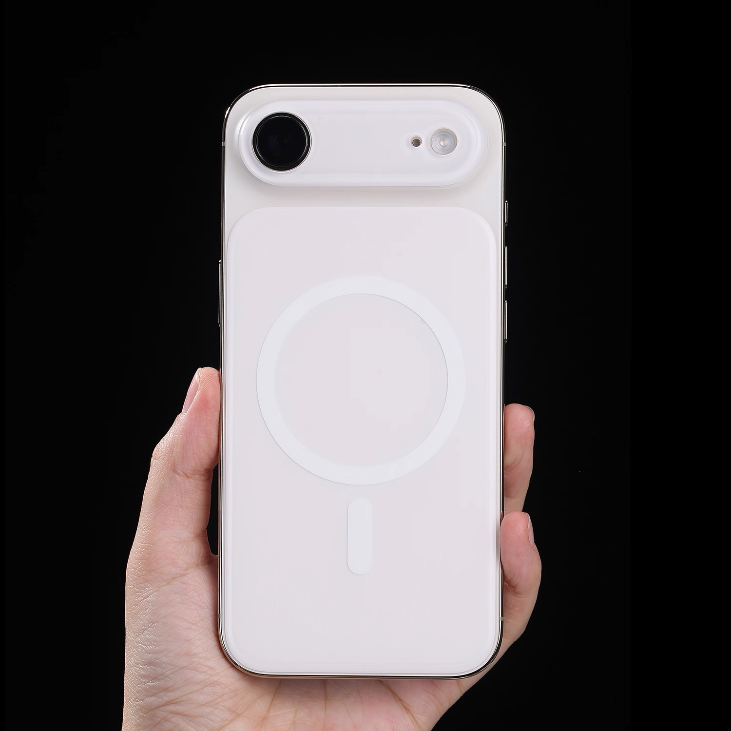 原本来说 iPhoneAir 的平嵌镜盖是为了搭配平嵌磁贴而开发的，结果平嵌磁贴