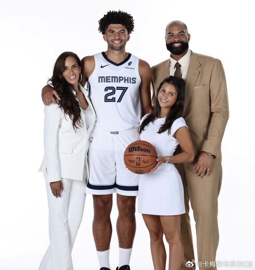 孟菲斯灰熊2026nba选秀大会卡梅隆布泽尔 一家参观灰熊场馆，感觉都很满意的样