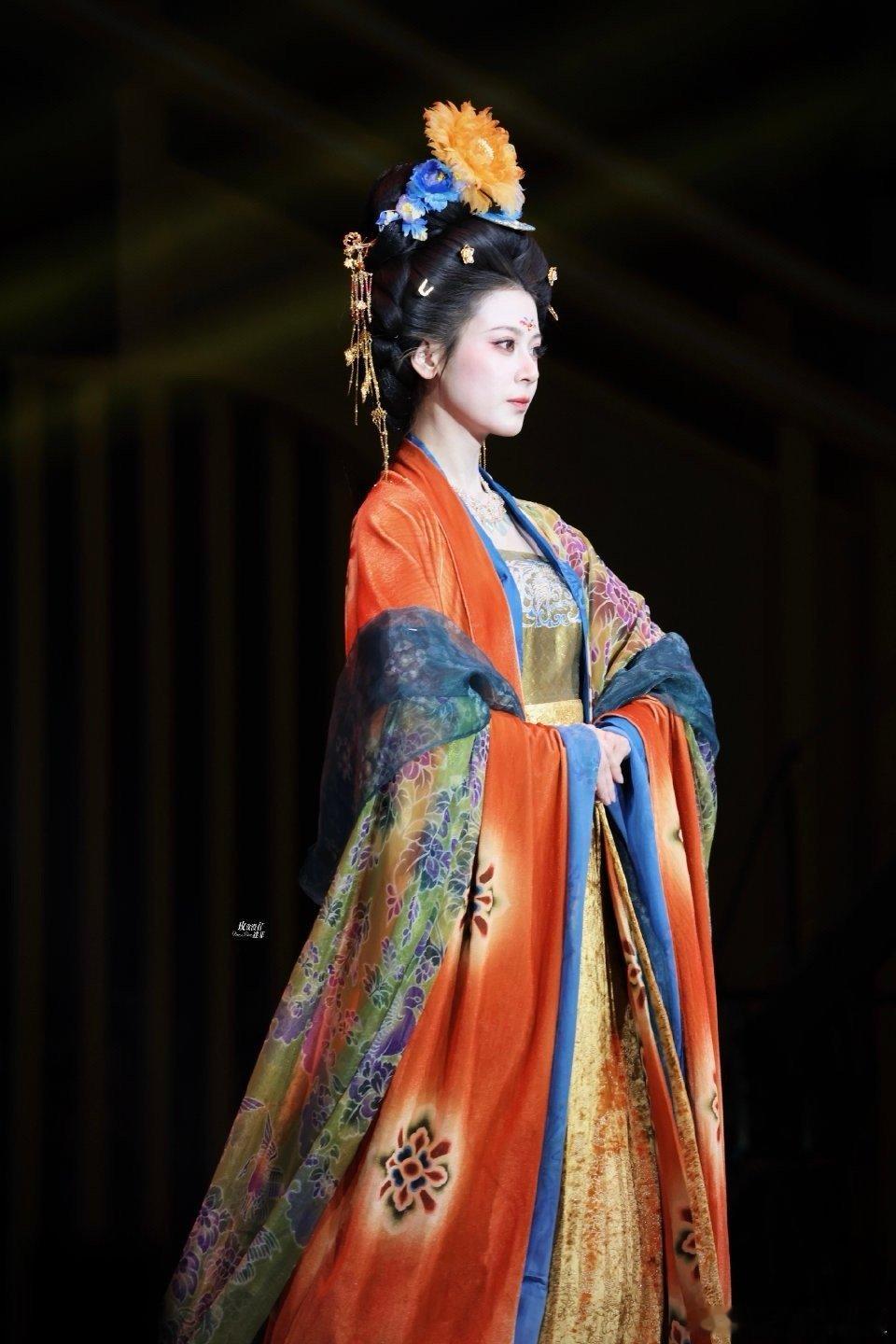 赵昭仪这次不是妹宝是女帝 赵昭仪用实力诠释了什么叫气场两米八，华丽的服饰搭配她自