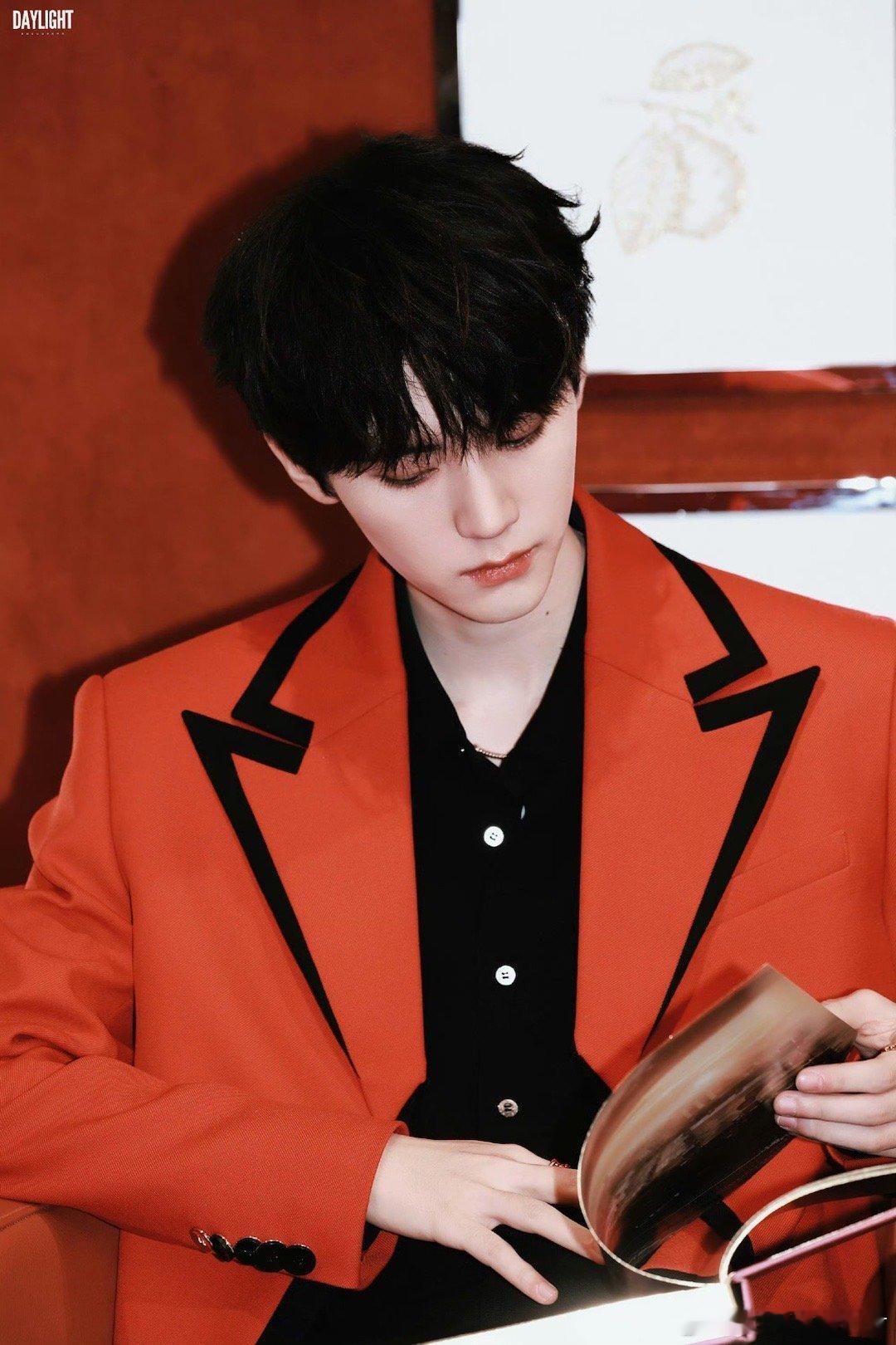 周翊然线下发红包剧宣 周翊然红西装往那一站，我以为谁家新郎官提前过年了！结果人家