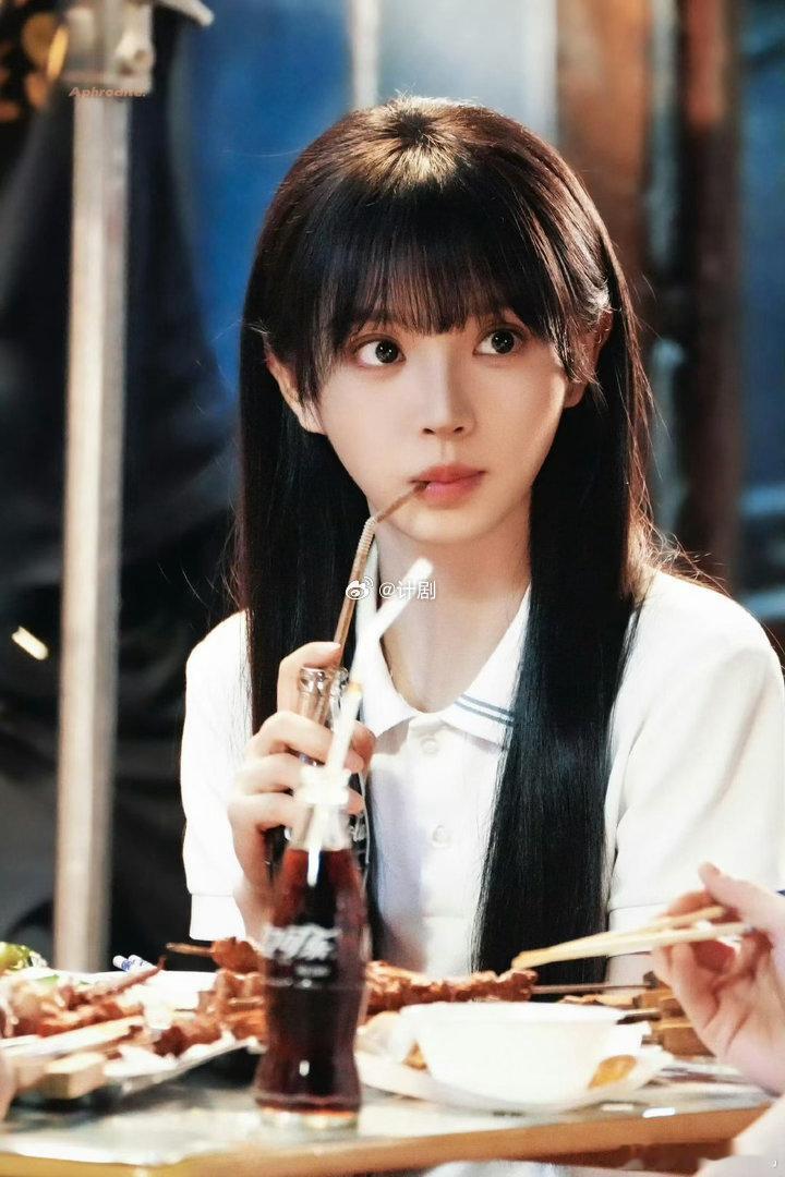 学校捞人捞到了田曦薇 深挖之前以为是路人美女，深挖之后发现是田曦薇，这反转确实够