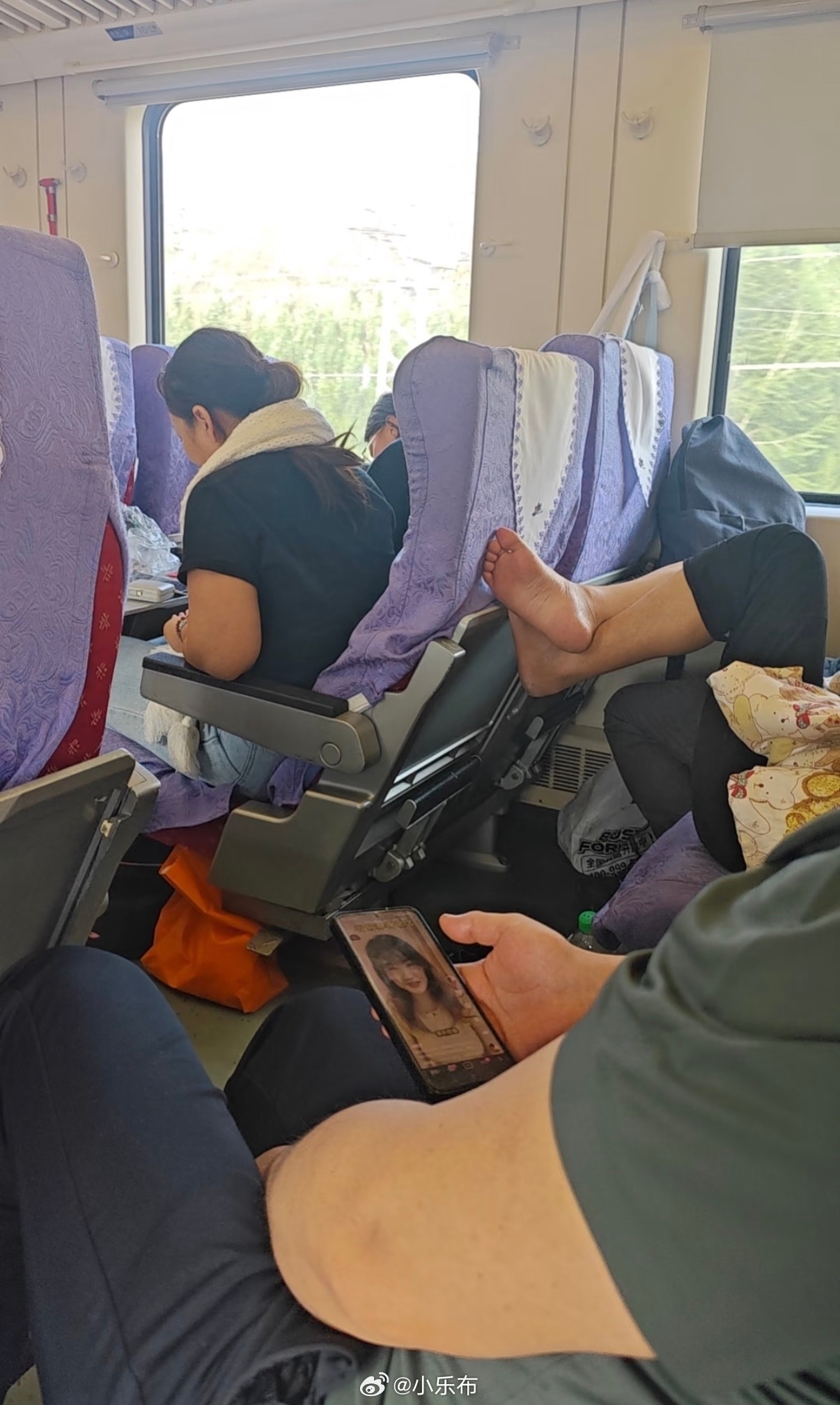 坐飞机不要把头靠在窗户上同理可得，坐高铁，手也别乱摸