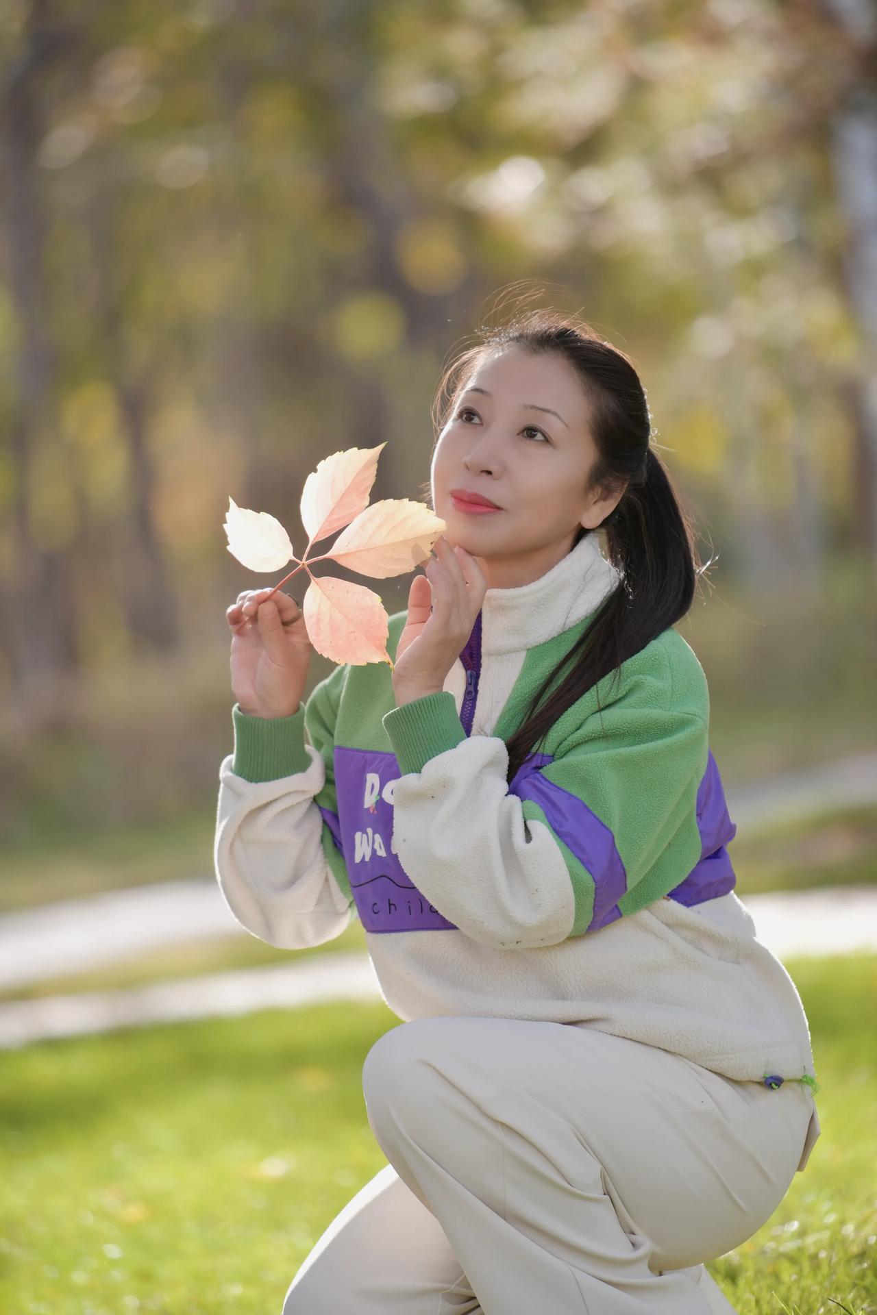 秋冬季节，金黄色的叶子🍁阳光下灿烂，拍摄于植物园！#落叶前的芳华# #与银杏共