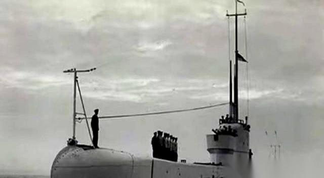 英国首相发话了，说我们1972年在自己家门口捞上来的一艘破潜艇，“得还给他们！”
