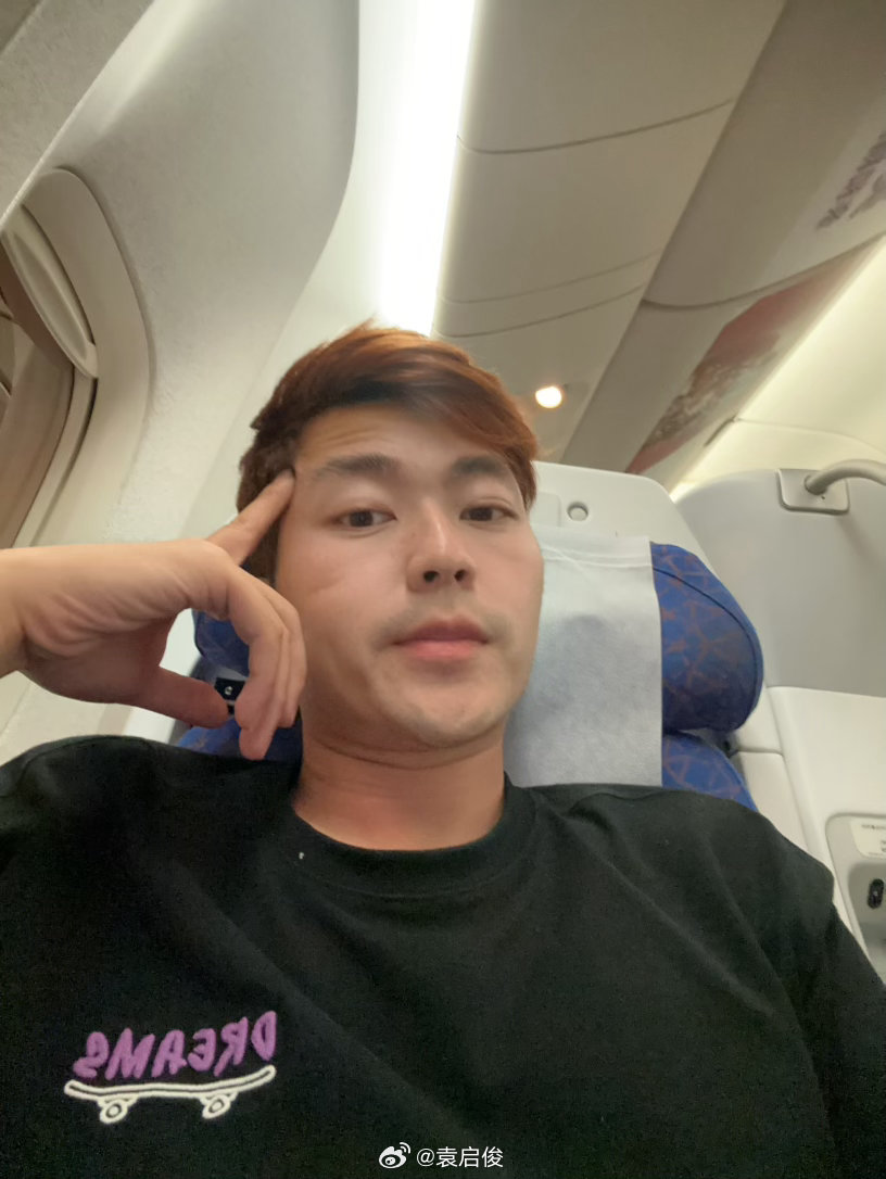 两天飞三次，早上在成都醒来，中午在上海工作，晚上回广州，这特种兵旅程，幸亏买了新