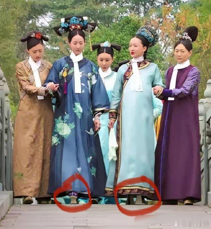 原来如懿的花盆底鞋比海兰的足足高了一倍不止，怪不得要让扶着才敢走 ​​​