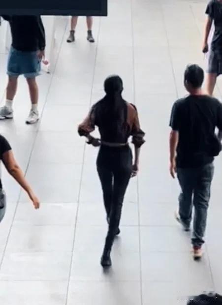 #致敬最美的她#刘浩存这身材比例好优越！
平时看刘浩存就是邻家小妹的感觉，没想到