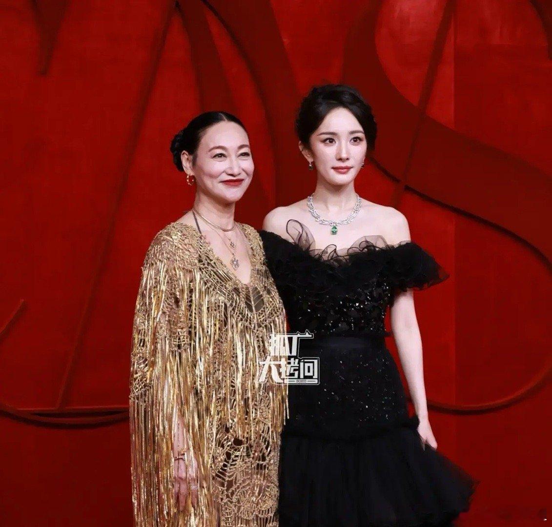 惠英红 杨幂携手压轴出场，两人站一起有种新老交替的感觉。惠英红一身金色气场好强，