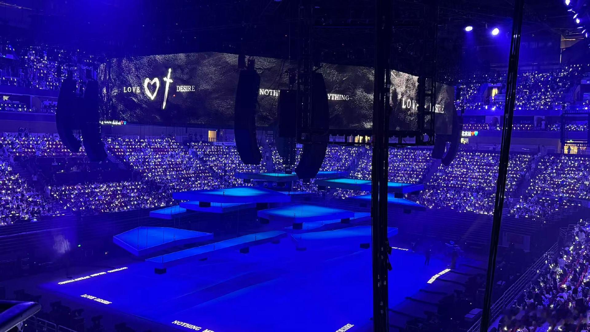 周震南北京演唱会上座率 放眼望去全是荧光灯牌，周震南北京演唱会上座率爆棚，每一个