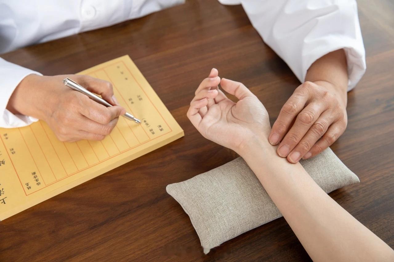 医院不主推，药店不想卖，这14款中成药便宜又好用，收藏起来1、扁桃体发炎，喉咙干