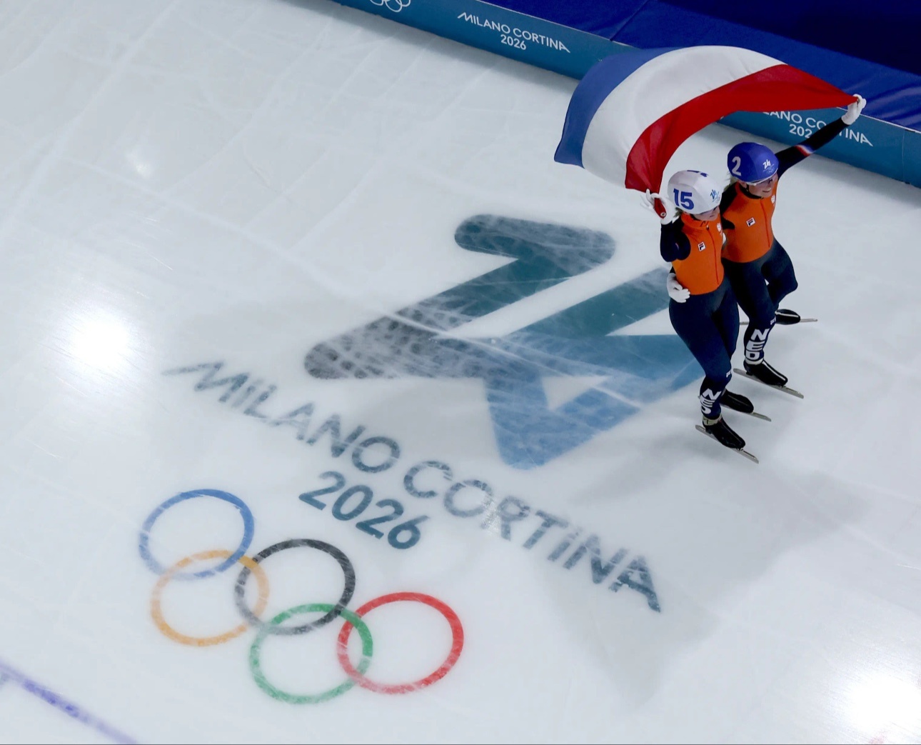 米兰冬奥会 速度滑冰集体出发比赛中，荷兰将两块金牌收入囊中。强大的荷兰队延续了大