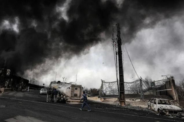 德黑兰空气里弥漫着催泪瓦斯般的味道，居民们咳得怀疑人生，出门一趟回家全成“烟熏妆