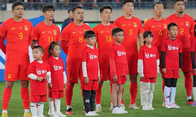 #国足选帅进入最后阶段##前瑞士队主帅成国足主帅候选#足球报透露，国足新帅已经进