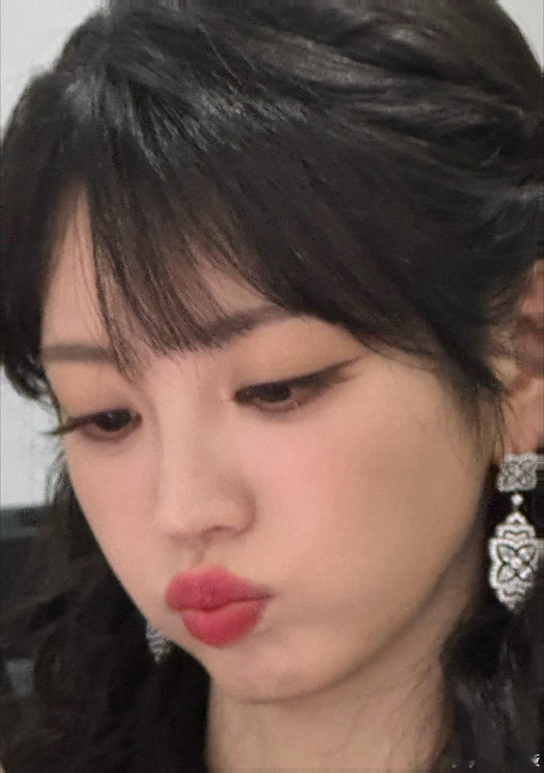 田曦薇美得不知天地为何物了救命！这扑面而来的美貌浓度好高，每一处都清晰得恰到好处