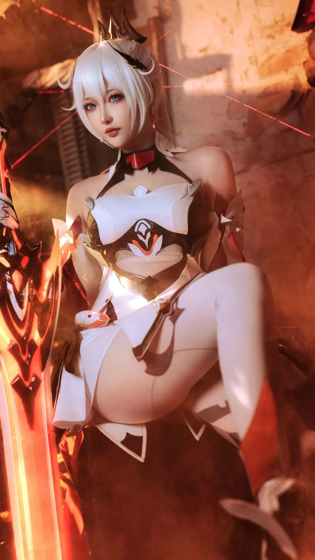 有什么不开心的吗？上游戏吧，快乐一会儿是一会儿！#游戏##二次元#
COSER：