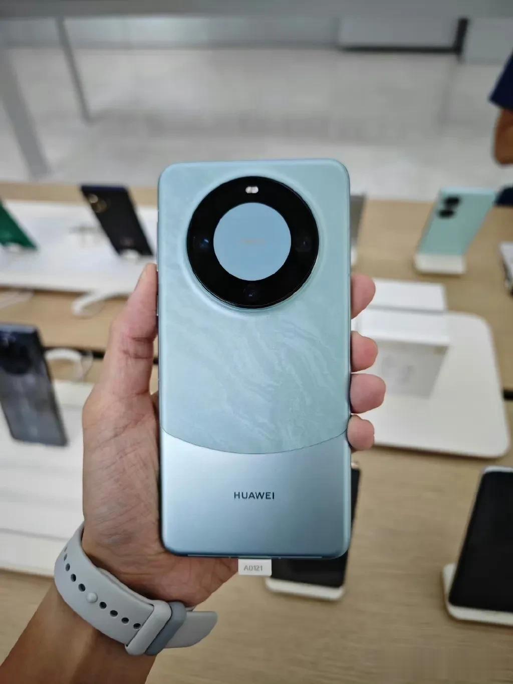 华为把消费者心理，拿捏的死死的！
Mate 60上架华为商城12+512GB
售